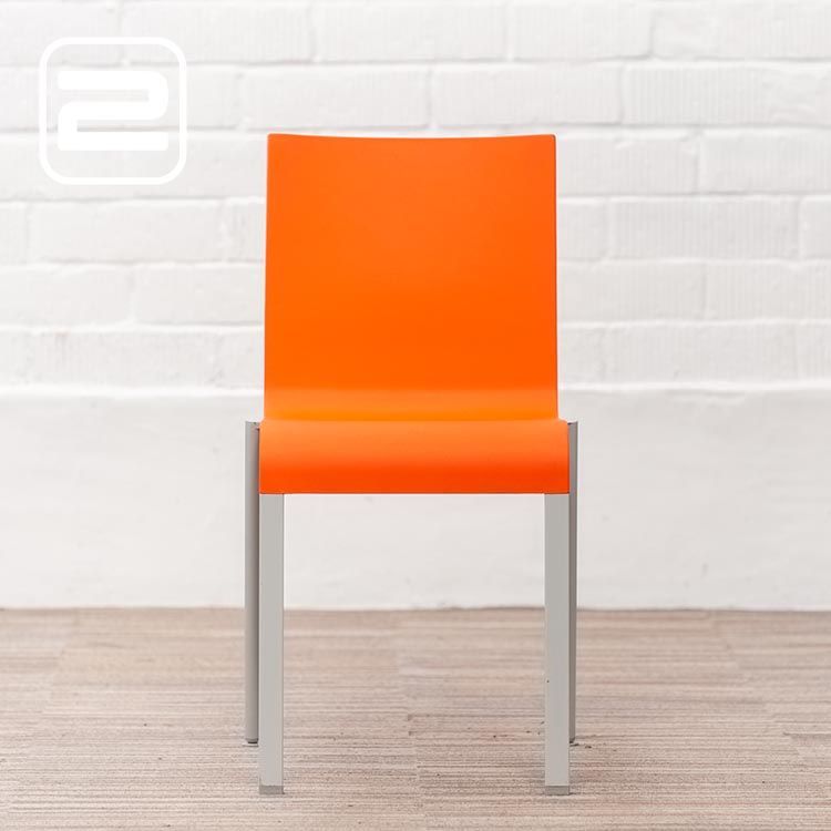 VITRA .03 Vergaderstoel design by Maarten van Severen stapelbaar - oranje polyurethaanschuim / lichtgrijs staalbuis en aluminium vierpoot
