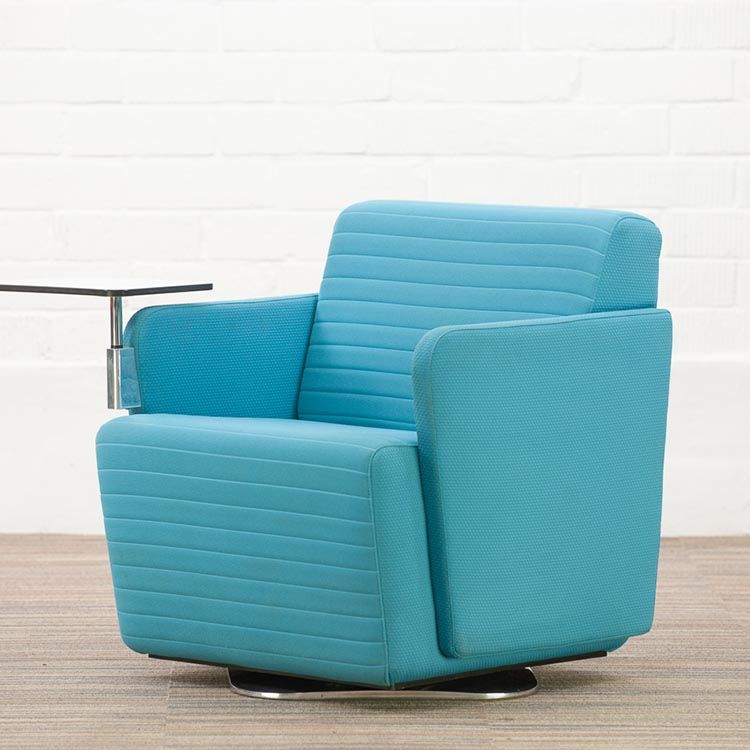 LANDE Olli Armchair Swivel version - lichtblauw stof / chrome plaat vloerplaat