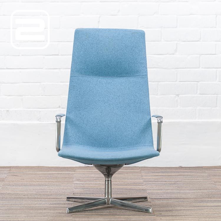 ARPER Catifa 70 Lounge Chair Swivel version design by Lievore Altherr Molina - lichtblauw stof / chrome sterpoot