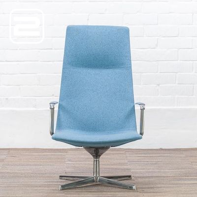 ARPER Catifa 70 Lounge Chair Swivel version design by Lievore Altherr Molina - lichtblauw stof / chrome sterpoot ARPER Catifa 70 Lounge Chair Swivel version design by Lievore Altherr Molina - lichtblauw stof / chrome sterpoot
