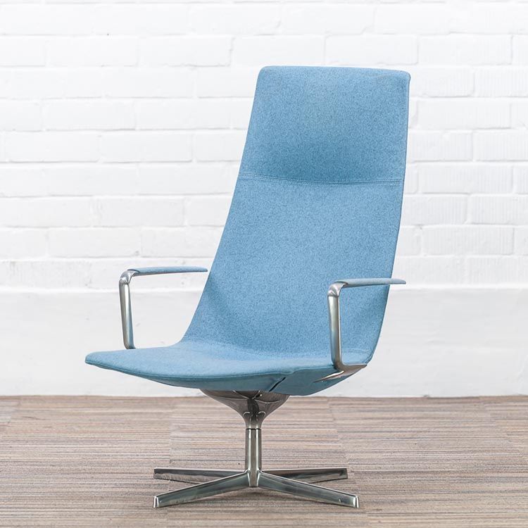 ARPER Catifa 70 Lounge Chair Swivel version design by Lievore Altherr Molina - lichtblauw stof / chrome sterpoot