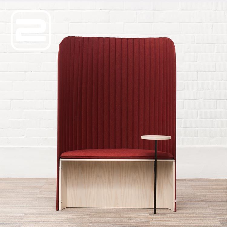 ZILENZIO Focus Pod Privacy Booth Rond design by Note Design Studio B100xL50-73xH150 - donkerrood stof en licht houten blad / licht houten wandpoot ZILENZIO Focus Pod Privacy Booth Rond design by Note Design Studio B100xL50-73xH150 - donkerrood stof en licht houten blad / licht houten wandpoot