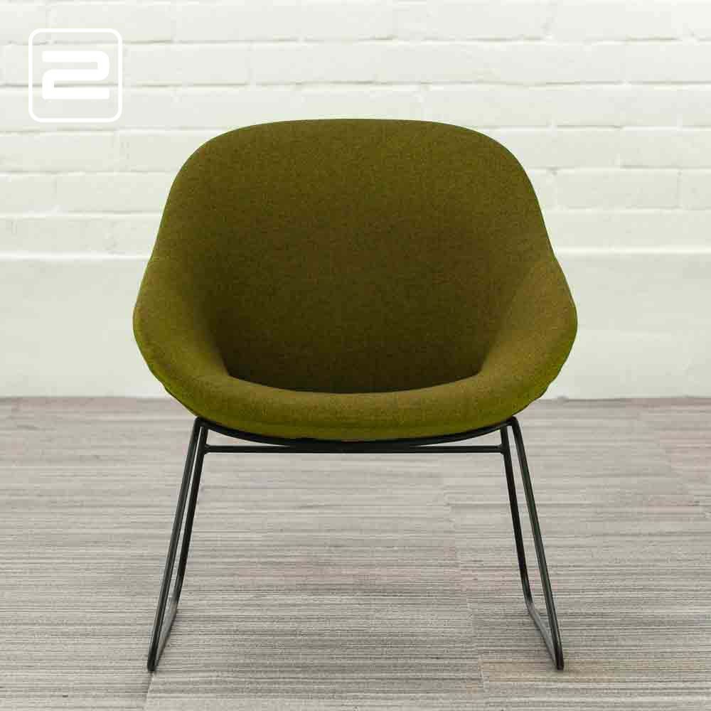 ARTIFORT Beso Lounge Armchair design by Khodi Feiz - groen stof / zwart metalen sledepoot ARTIFORT Beso Lounge Armchair design by Khodi Feiz - groen stof / zwart metalen sledepoot