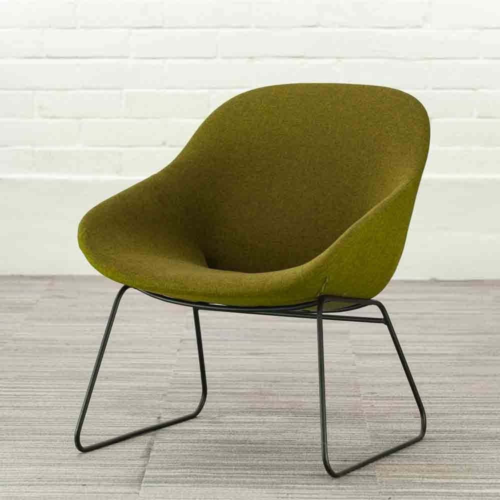 ARTIFORT Beso Lounge Armchair design by Khodi Feiz - groen stof / zwart metalen sledepoot