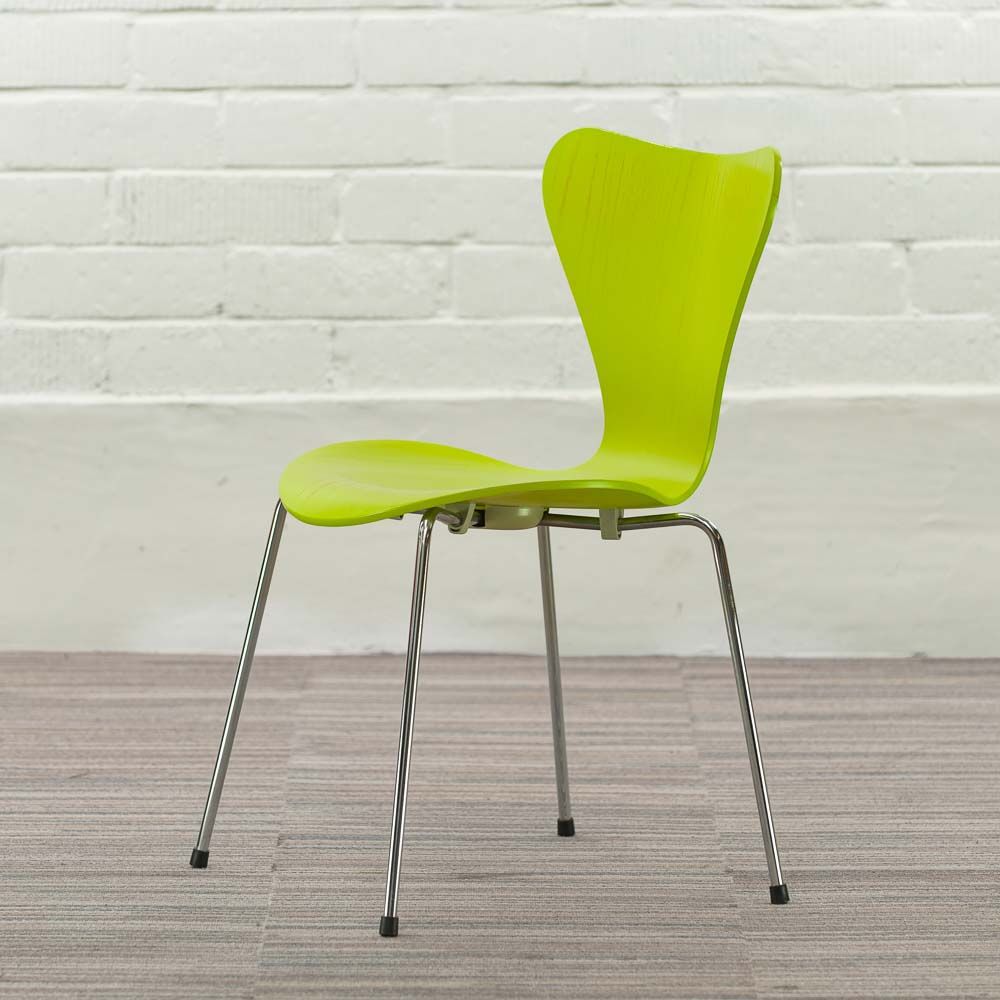 FRITZ HANSEN Series 7 Ontvangststoel design by Arne Jacobsen - lime groen houten / chrome vierpoot