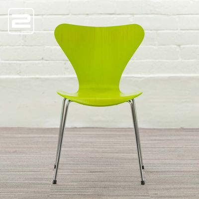 FRITZ HANSEN Series 7 Ontvangststoel design by Arne Jacobsen - lime groen houten / chrome vierpoot FRITZ HANSEN Series 7 Ontvangststoel design by Arne Jacobsen - lime groen houten / chrome vierpoot