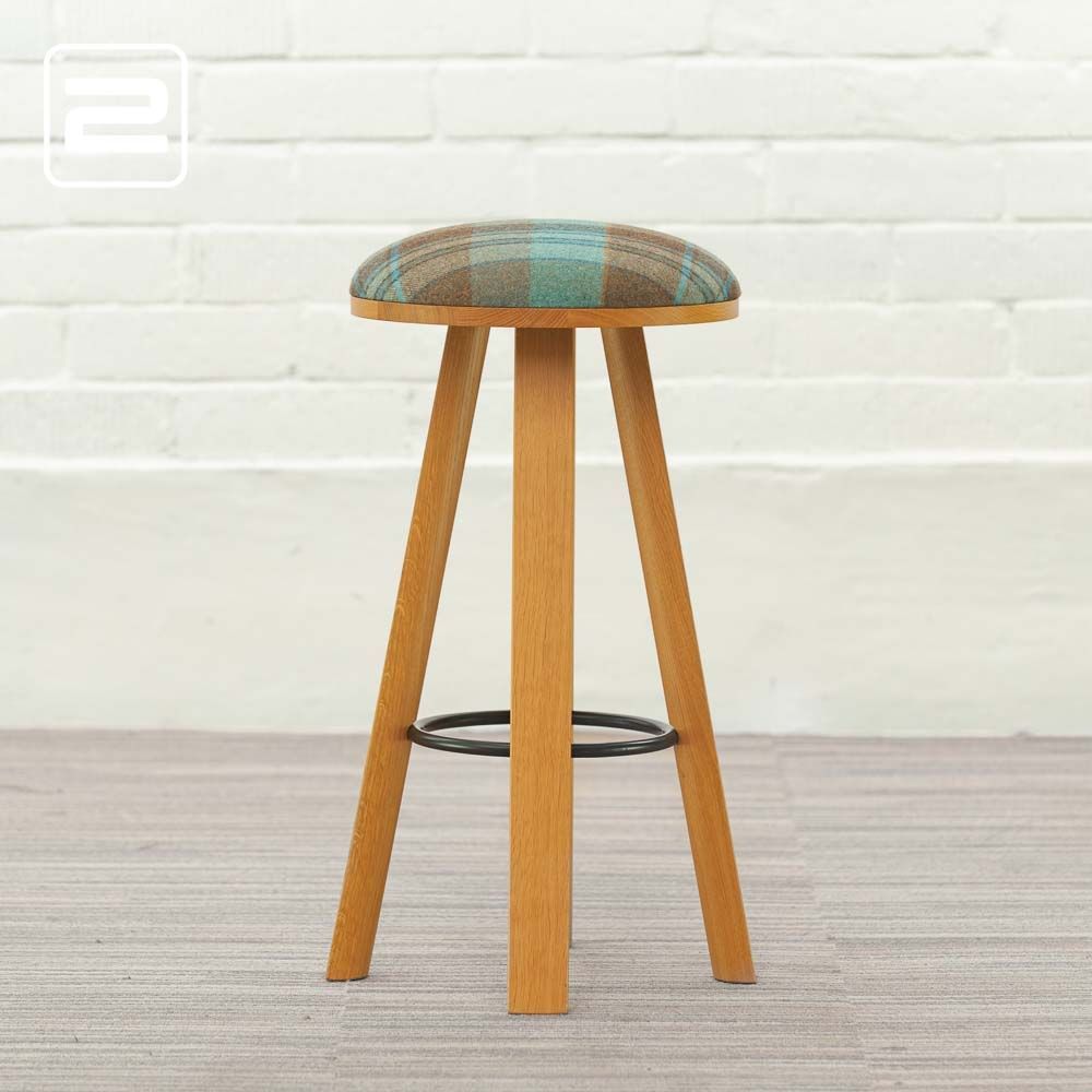 BUZZISPACE BuzziMilk Counter Kruk design by Allain Gilles - blauw en bruin stof / bruin eiken en zwart metalen vierpoot