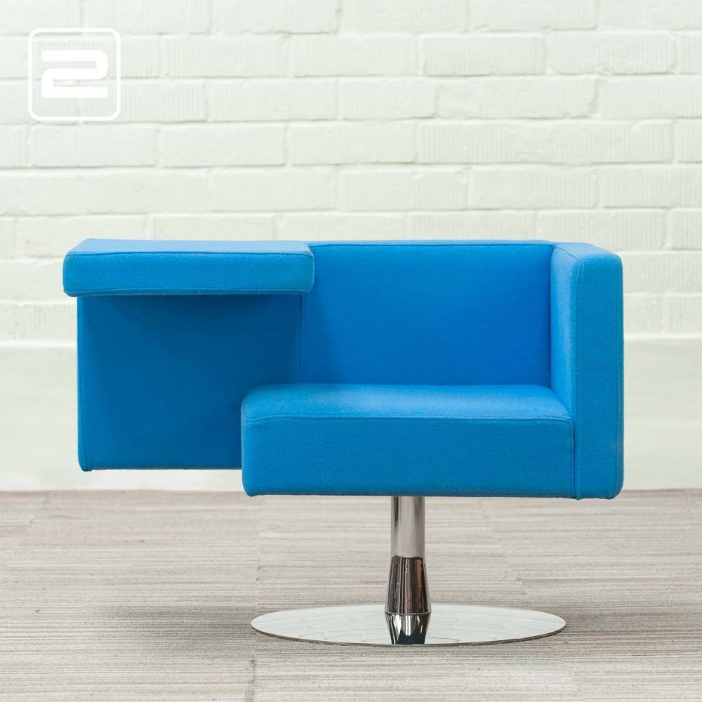 OFFECCT Solitaire Armchair design by Alfredo Häberli - blauw stof / chrome vloerplaat
