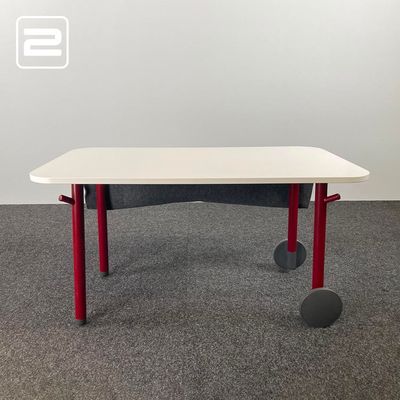 STEELCASE Flex table Tafel B140xD80xH75 - wit melamine / donkerrood metaal vierpoot STEELCASE Flex table Tafel B140xD80xH75 - wit melamine / donkerrood metaal vierpoot