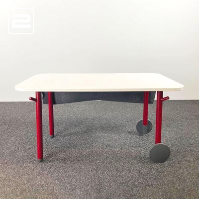 STEELCASE Flex table Tafel B140xD80xH75 - wit melamine / donkerrood metaal vierpoot STEELCASE Flex table Tafel B140xD80xH75 - wit melamine / donkerrood metaal vierpoot