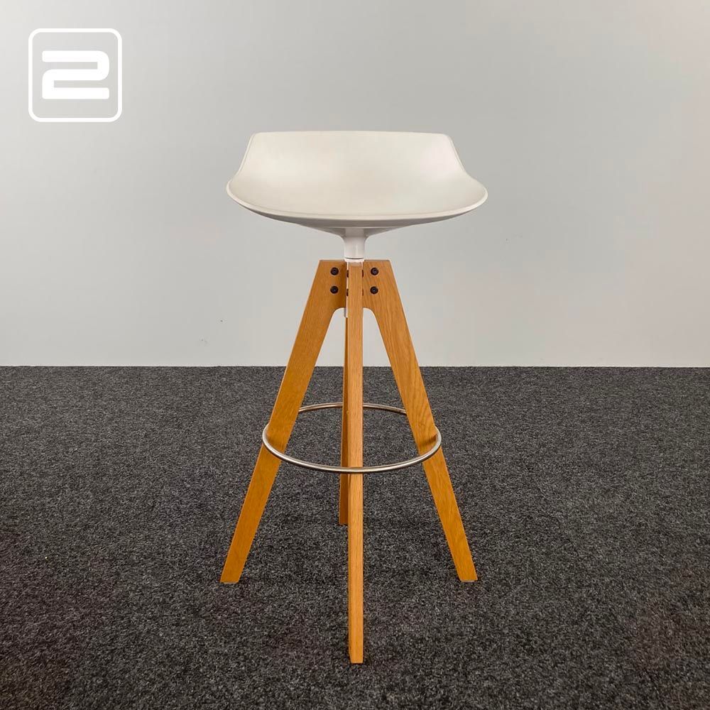 MDF ITALIA Flow Stool Kruk design by Jean-Marie Massaud - wit kunststof / eik houten vierpoot MDF ITALIA Flow Stool Kruk design by Jean-Marie Massaud - wit kunststof / eik houten vierpoot