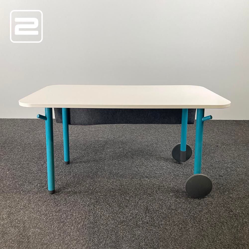 STEELCASE Flex table Tafel B140xD80xH75 - wit melamine / blauw metaal vierpoot STEELCASE Flex table Tafel B140xD80xH75 - wit melamine / blauw metaal vierpoot