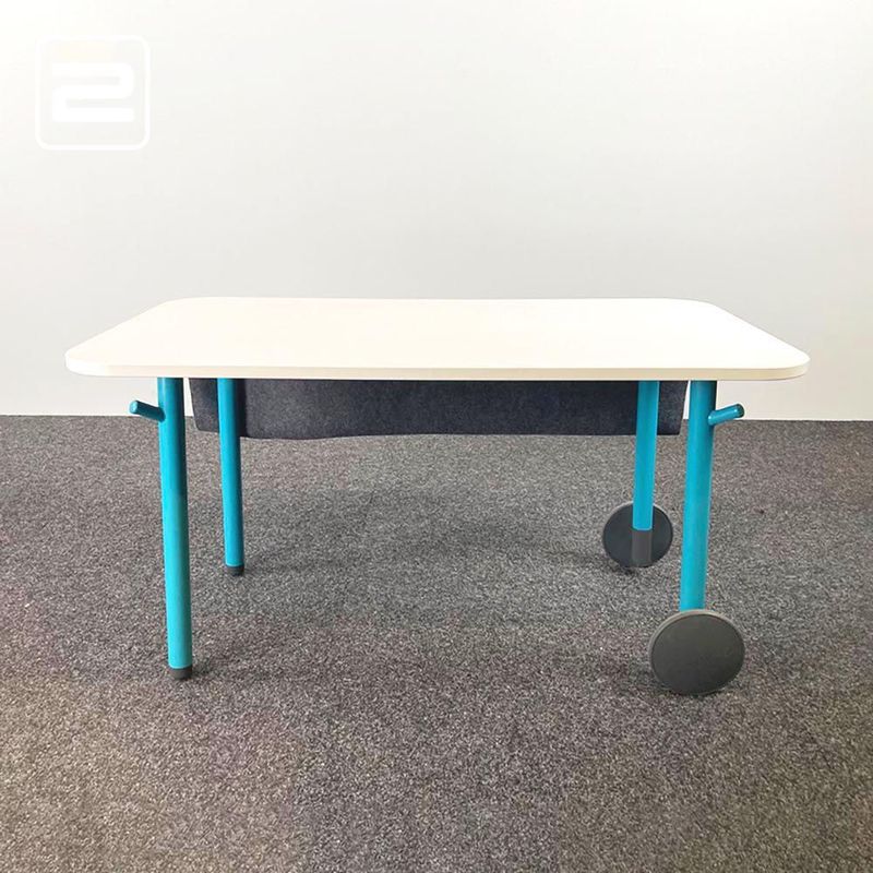 STEELCASE Flex table Tafel B140xD80xH75 - wit melamine / blauw metaal vierpoot STEELCASE Flex table Tafel B140xD80xH75 - wit melamine / blauw metaal vierpoot