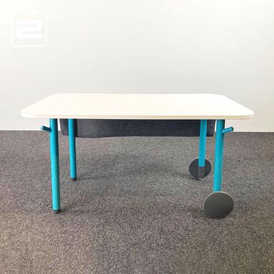 STEELCASE Flex table Tafel B140xD80xH75 - wit melamine / blauw metaal vierpoot STEELCASE Flex table Tafel B140xD80xH75 - wit melamine / blauw metaal vierpoot