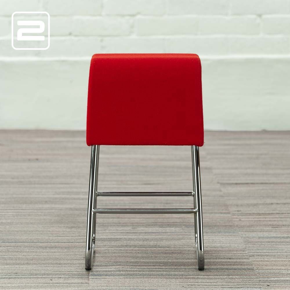 MATERIA Plint Kruk b - rood stof / chrome sledepoot MATERIA Plint Kruk b - rood stof / chrome sledepoot