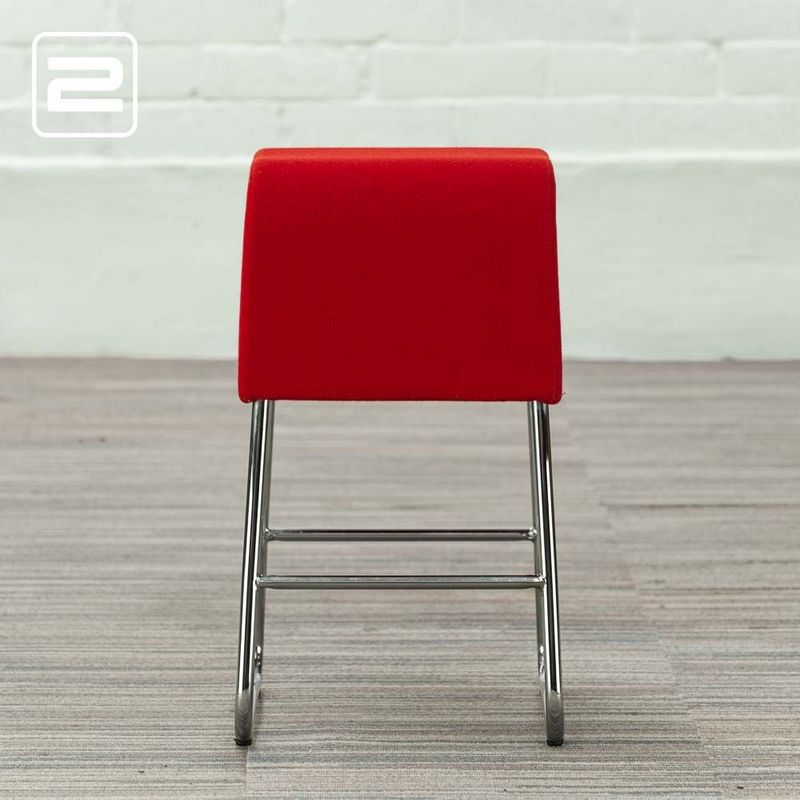 MATERIA Plint Kruk b design by Sandin & Bülow - rood stof / chrome sledepoot