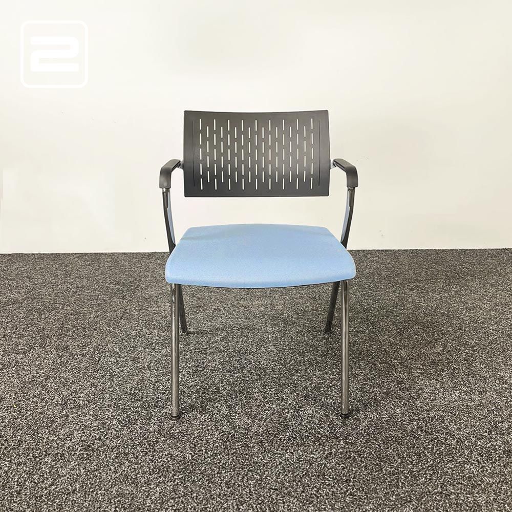 BENE Vergaderstoel - blauwe stof / zwart kunststof / chrome vierpoot BENE Vergaderstoel - blauwe stof / zwart kunststof / chrome vierpoot