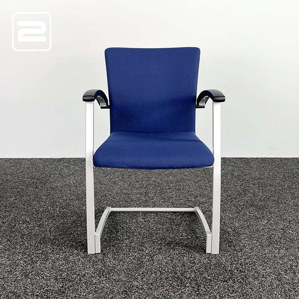 KINNARPS Vergaderstoel stapelbaar - donkerblauw stof / grijs metaal cantilever KINNARPS Vergaderstoel stapelbaar - donkerblauw stof / grijs metaal cantilever