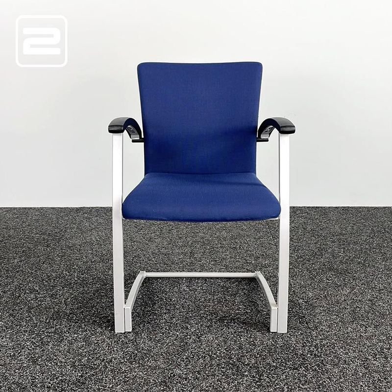 KINNARPS Vergaderstoel stapelbaar - donkerblauw stof / grijs metaal cantilever KINNARPS Vergaderstoel stapelbaar - donkerblauw stof / grijs metaal cantilever