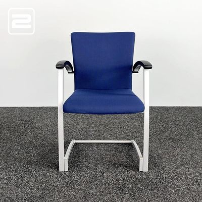 KINNARPS Vergaderstoel stapelbaar - donkerblauw stof / grijs metaal cantilever KINNARPS Vergaderstoel stapelbaar - donkerblauw stof / grijs metaal cantilever
