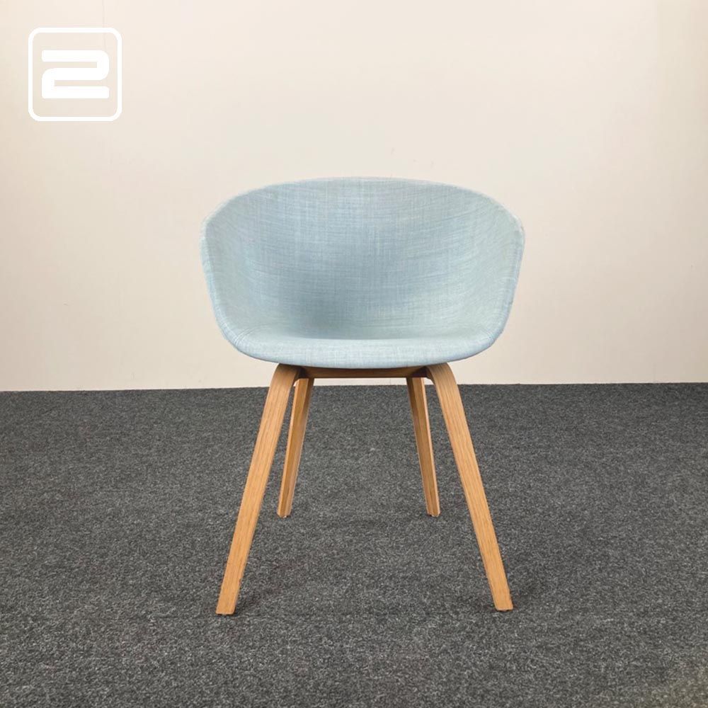 HAY About a Chair AAC23 Ontvangststoel design by Hee Welling - pastelblauwe stof / eik houten vierpoot HAY About a Chair AAC23 Ontvangststoel design by Hee Welling - pastelblauwe stof / eik houten vierpoot