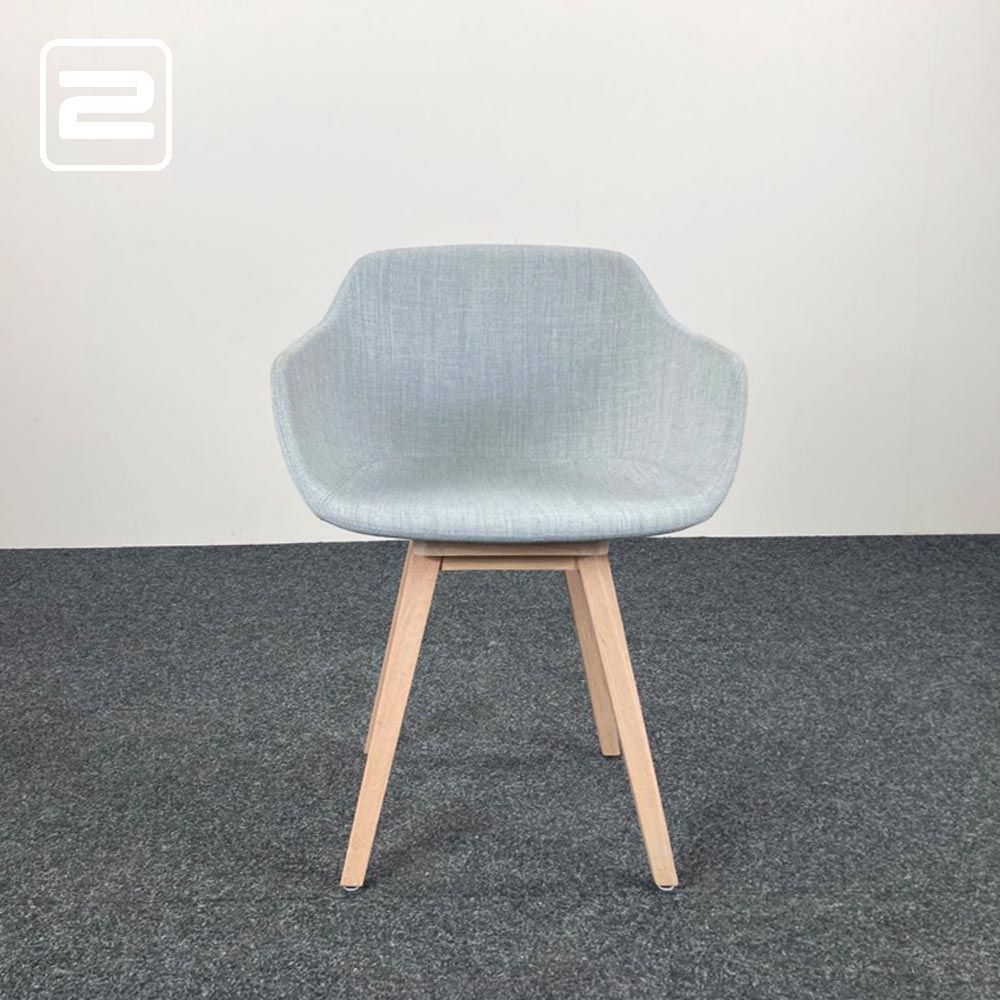 ALKI Kuskoa Bi Ontvangststoel design by Iratzoki Lizaso - lichtgrijze stof / eik houten vierpoot