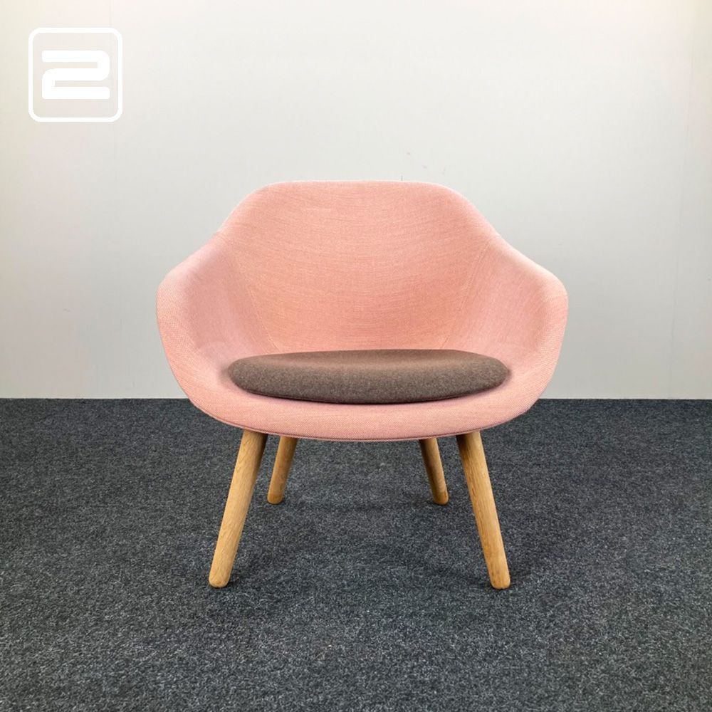 HAY About A Lounge Chair AAL 82 Lounge Chair design by Hee Welling - zalmroze stof / eik houten vierpoot HAY About A Lounge Chair AAL 82 Lounge Chair design by Hee Welling - zalmroze stof / eik houten vierpoot