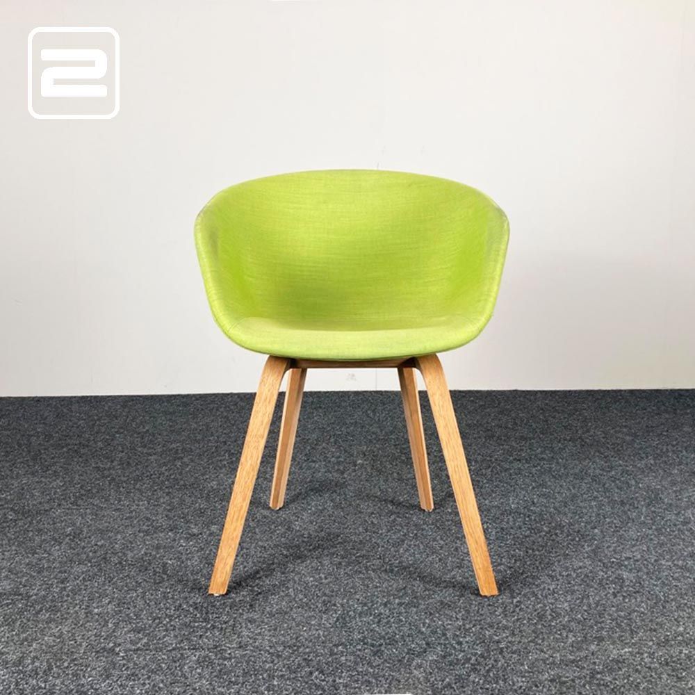 HAY About a Chair AAC23 Ontvangststoel design by Hee Welling - groene stof / eik houten vierpoot HAY About a Chair AAC23 Ontvangststoel design by Hee Welling - groene stof / eik houten vierpoot