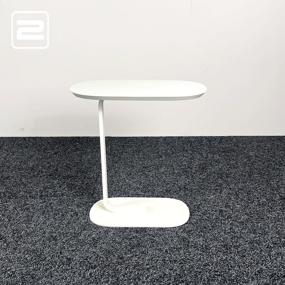 MUUTO Relate Side table Bijzettafel Tonvormig B56xD34xH61 - wit / wit metaal centrale poot MUUTO Relate Side table Bijzettafel Tonvormig B56xD34xH61 - wit / wit metaal centrale poot