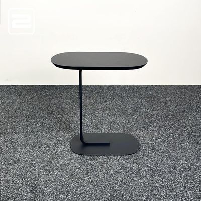 MUUTO Relate Side table Bijzettafel Tonvormig B56xD34xH61 - zwart / zwart metaal centrale poot MUUTO Relate Side table Bijzettafel Tonvormig B56xD34xH61 - zwart / zwart metaal centrale poot