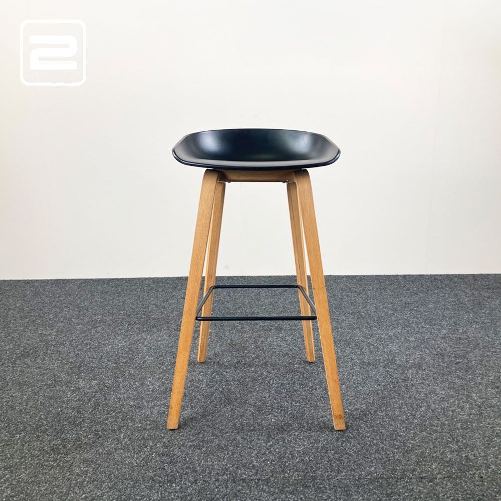 HAY About a Stool AAS32 Barkruk design by Hee Welling - zwart kunststof / eik houten vierpoot HAY About a Stool AAS32 Barkruk design by Hee Welling - zwart kunststof / eik houten vierpoot