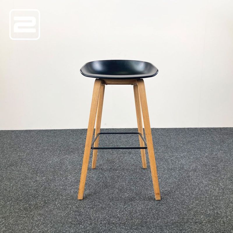 HAY About a Stool AAS32 Barkruk design by Hee Welling - zwart kunststof / eik houten vierpoot