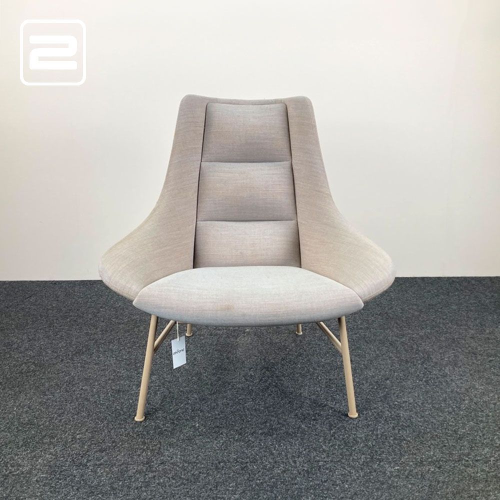 DEBERENN Zante Lounge Chair design by David Fox - lichtgrijze stof / beige metaal vierpoot DEBERENN Zante Lounge Chair design by David Fox - lichtgrijze stof / beige metaal vierpoot