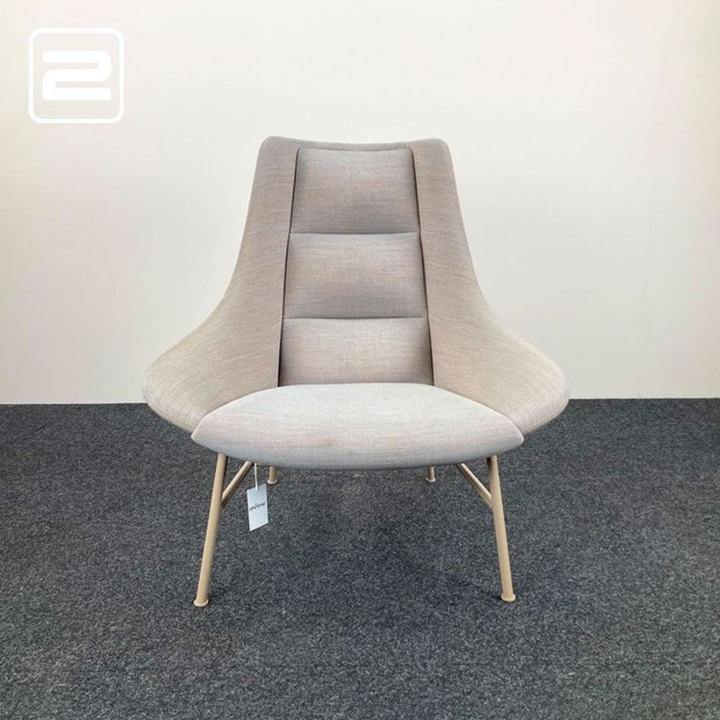 DEBERENN Zante Lounge Chair design by David Fox - lichtgrijze stof / beige metaal vierpoot