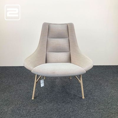 DEBERENN Zante Lounge Chair design by David Fox - lichtgrijze stof / beige metaal vierpoot