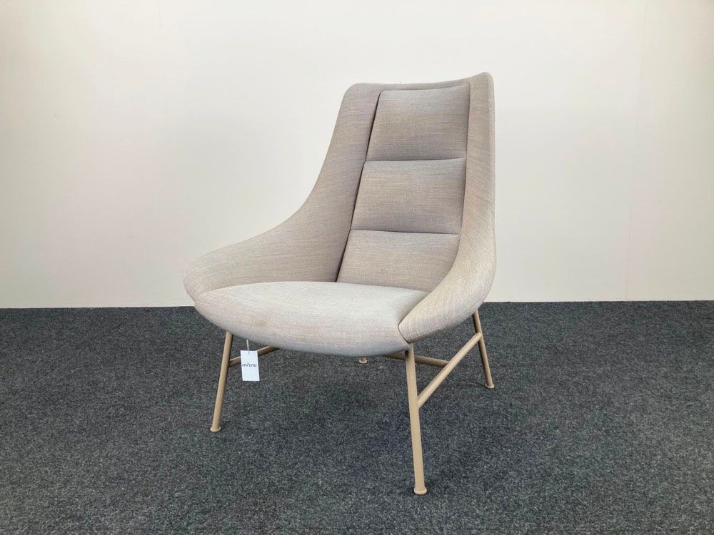 DEBERENN Zante Lounge Chair design by David Fox - lichtgrijze stof / beige metaal vierpoot