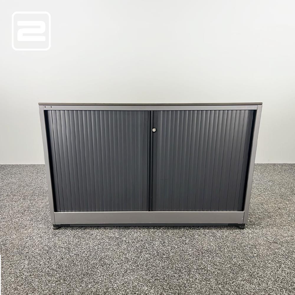 AHREND Lage Vert Roldeurkast H74xB120xD45 - antraciet grijs metaal AHREND Lage Vert Roldeurkast H74xB120xD45 - antraciet grijs metaal
