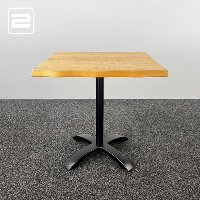 Kantinetafel Vierkant - massief hout / zwart metaal kruisvoet