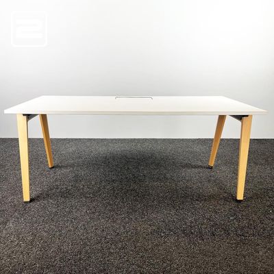 STEELCASE Bureau B180xD80xH74 - wit melamine / eikenhout vierpoot STEELCASE Bureau B180xD80xH74 - wit melamine / eikenhout vierpoot