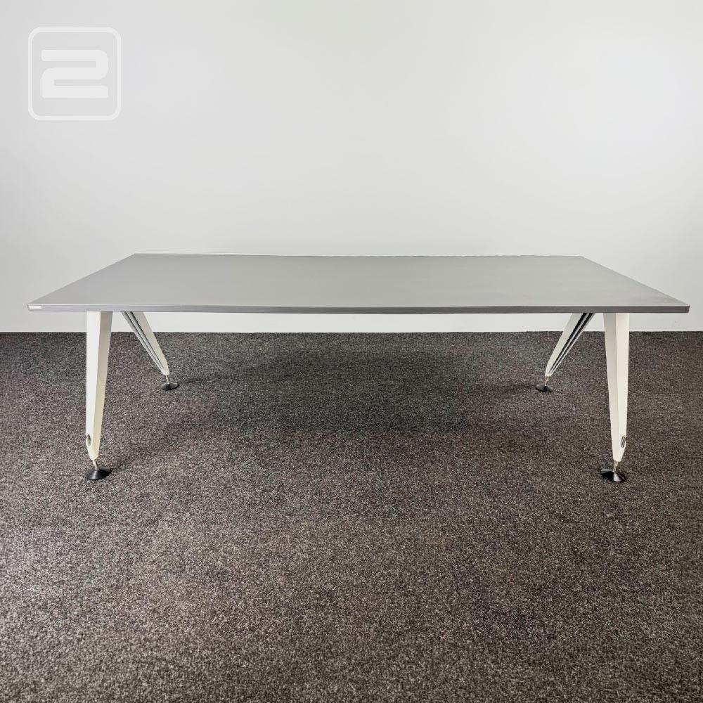 SEDUS Bureau - grijs melamine / wit metaal vierpoot SEDUS Bureau - grijs melamine / wit metaal vierpoot