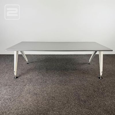 SEDUS Bureau - grijs melamine / wit metaal vierpoot SEDUS Bureau - grijs melamine / wit metaal vierpoot