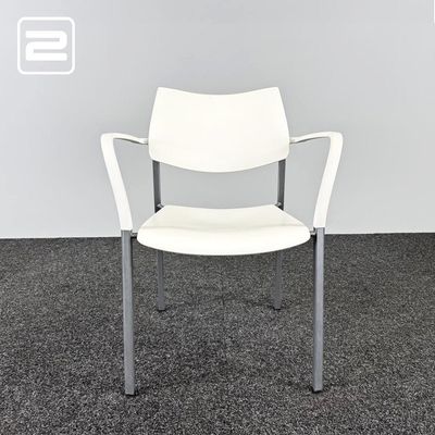 AKABA Ontvangststoel - gebroken wit kunststof / grijs metaal vierpoot AKABA Ontvangststoel - gebroken wit kunststof / grijs metaal vierpoot