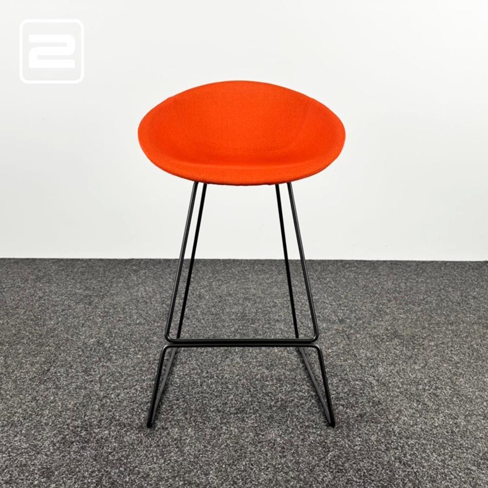 PEDRALI Gliss 916 Barkruk - oranje textiel / zwart metaal sledepoot PEDRALI Gliss 916 Barkruk - oranje textiel / zwart metaal sledepoot