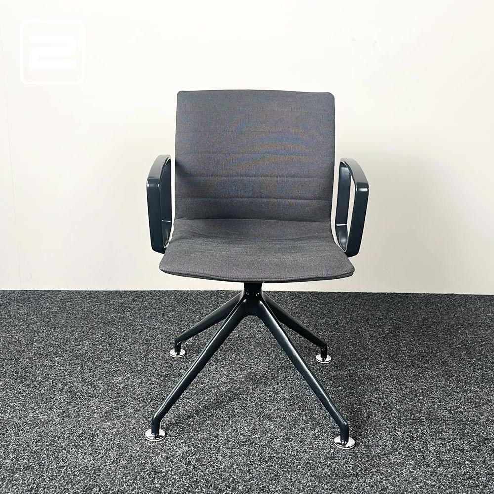 AHREND Well Chair Vergaderstoel - grijs textiel / zwart metaal kruisvoet AHREND Well Chair Vergaderstoel - grijs textiel / zwart metaal kruisvoet