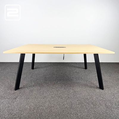 JUNTOO Vergadertafel B180xD120xH75 - beige hpl / zwart metaal vierpoot JUNTOO Vergadertafel B180xD120xH75 - beige hpl / zwart metaal vierpoot