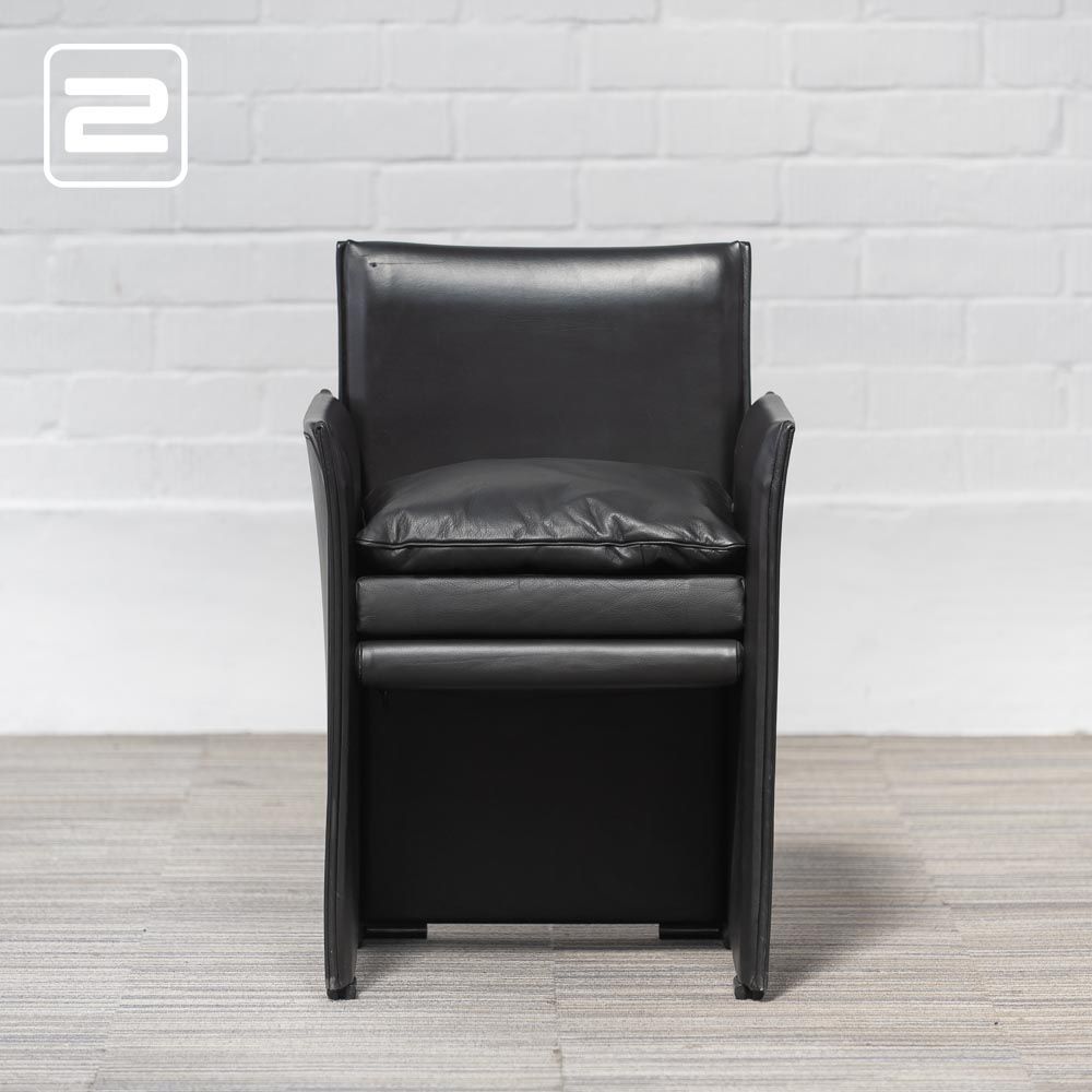 CASSINA Break 401 Armchair design by Mario Bellini - zwart leer / zwart kunststof vierpoot CASSINA Break 401 Armchair design by Mario Bellini - zwart leer / zwart kunststof vierpoot