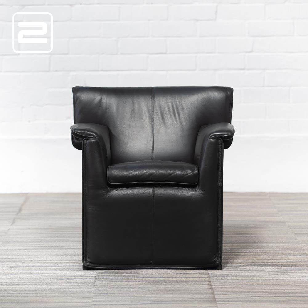 B&B ITALIA Lauriana Armchair design by Afra and Tobia Scarpa - zwart leer / zwart kunststof sledepoot B&B ITALIA Lauriana Armchair design by Afra and Tobia Scarpa - zwart leer / zwart kunststof sledepoot