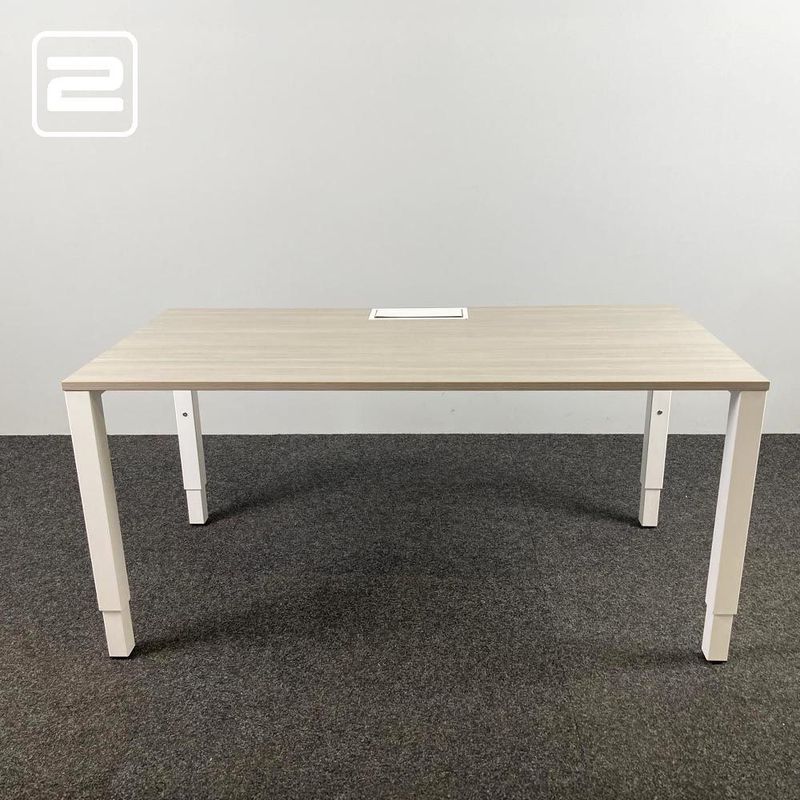 Bureau B160xD80xH62 - grijs hpl / wit metaal vierpoot