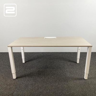 Bureau B160xD80xH62 - grijs hpl / wit metaal vierpoot Bureau B160xD80xH62 - grijs hpl / wit metaal vierpoot