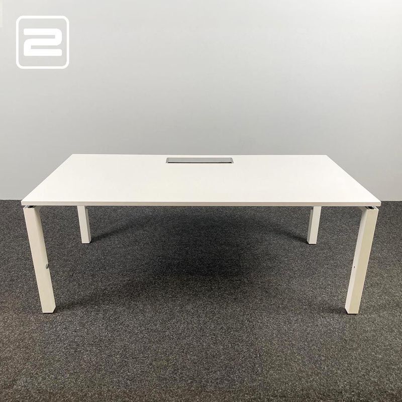 Bureau B160xD80xH62 - wit melamine / wit metaal vierpoot